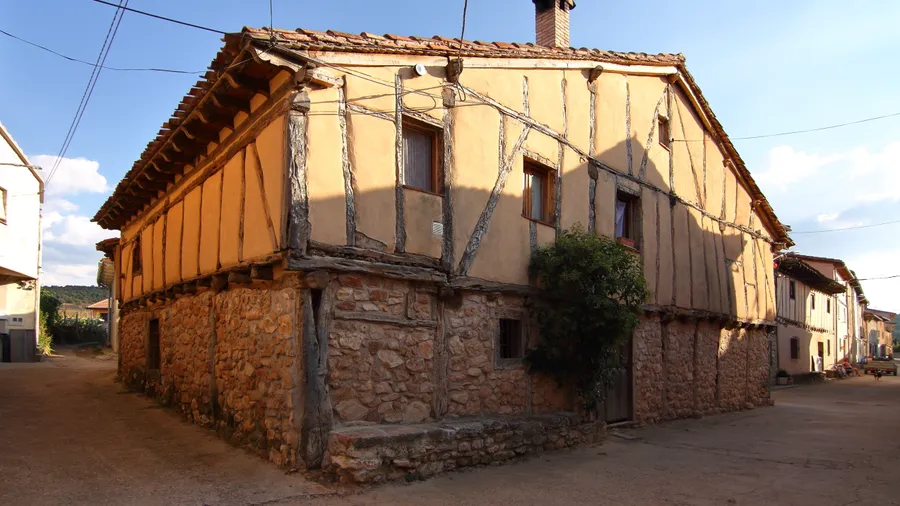 Edificio vernáculo en Retuerta, mostrando la arquitectura local y el uso de materiales autóctonos.