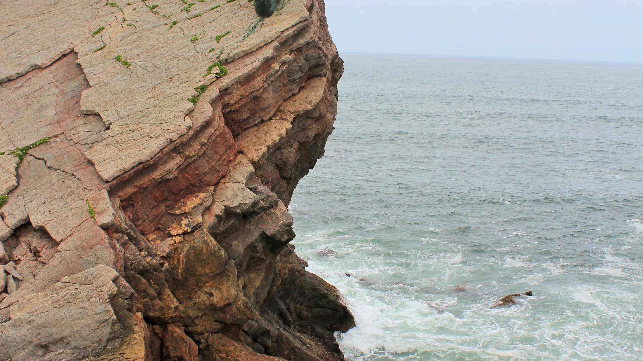 File:Busto de Phillipe Cousteau en La Peñona. Playa de Salinas. Asturias. 02.jpg