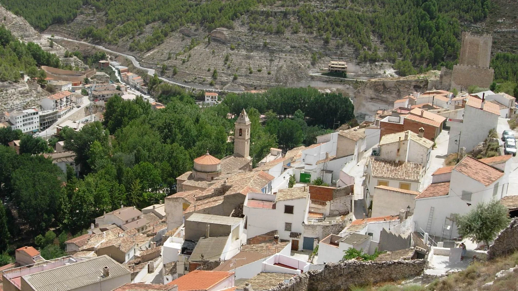 File:Alcalá del Júcar vista panorámica.JPG