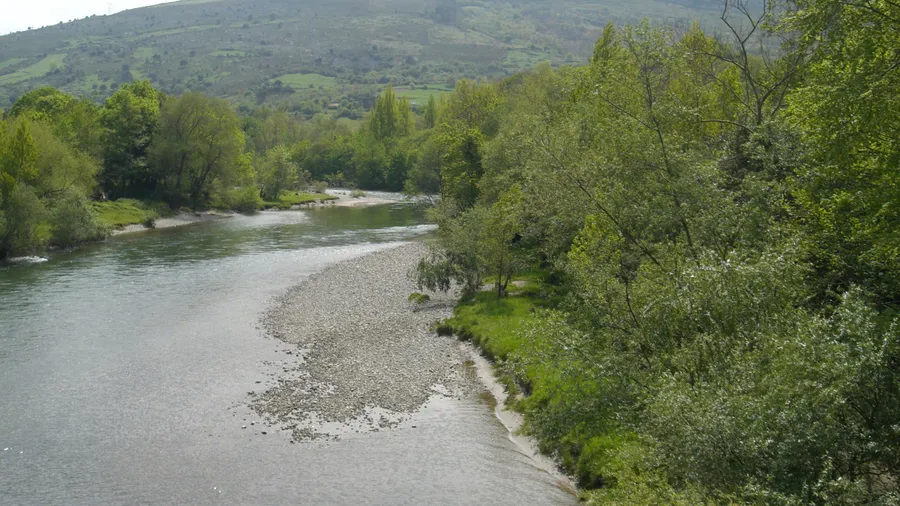 Guided canoe trip down the Deva river, from Unquera