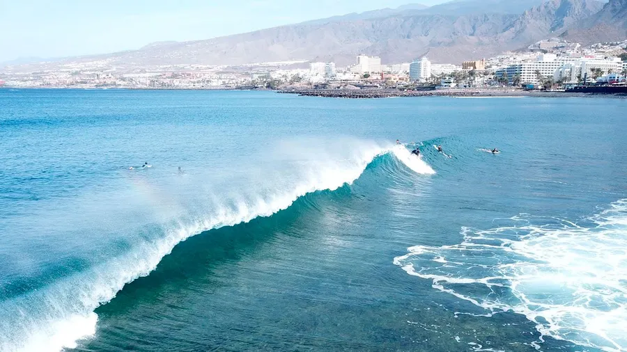 Surf en Canarias: los mejores spots y escuelas de Tenerife, Lanzarote y Fuerteventura