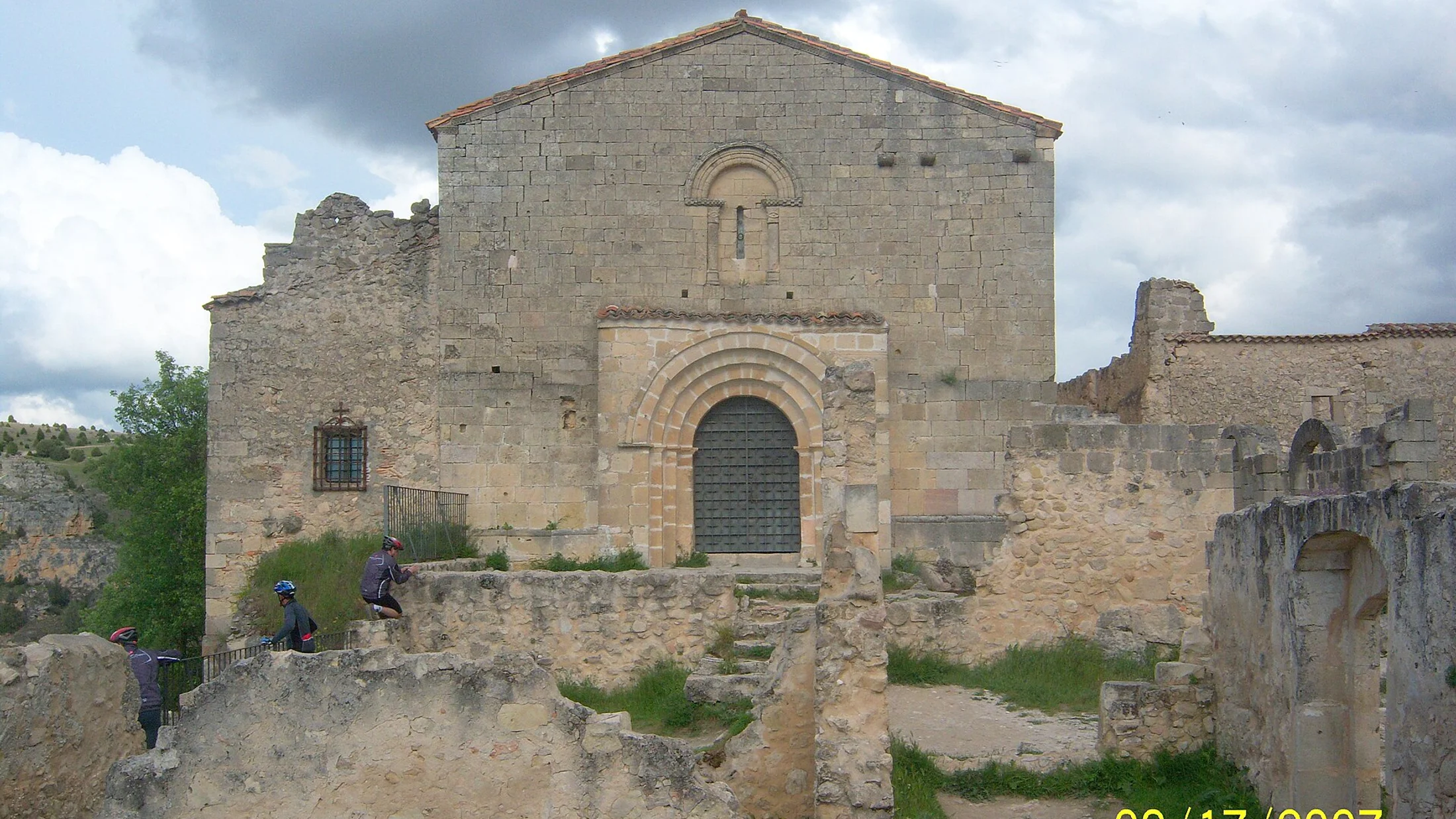 La ermita románica de San Frutos sobre el cañón
