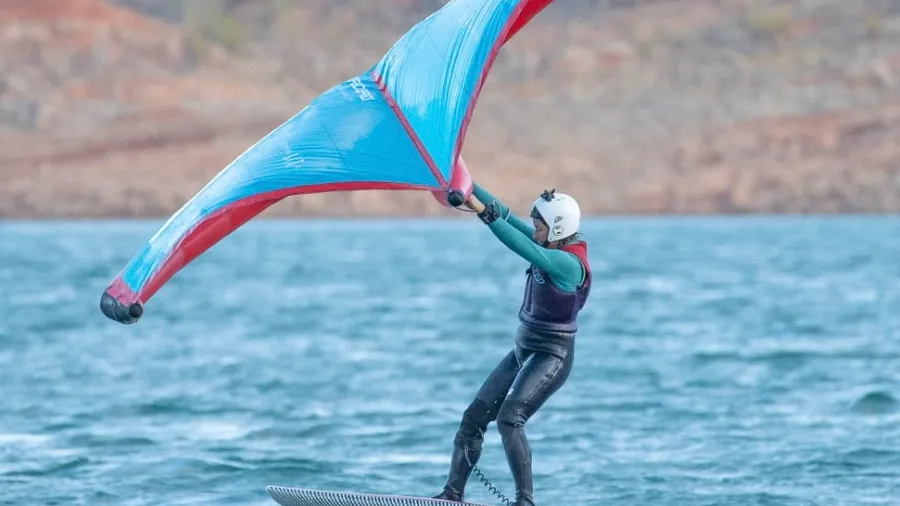 Curso de wing foil en el Embalse de Entrepeñas