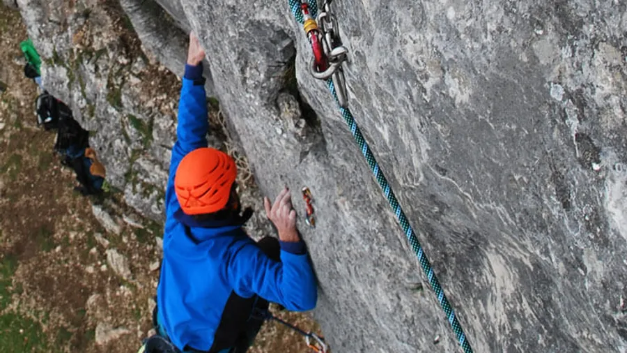 Escalada en roca de iniciación en Untzillatx, Vizcaya