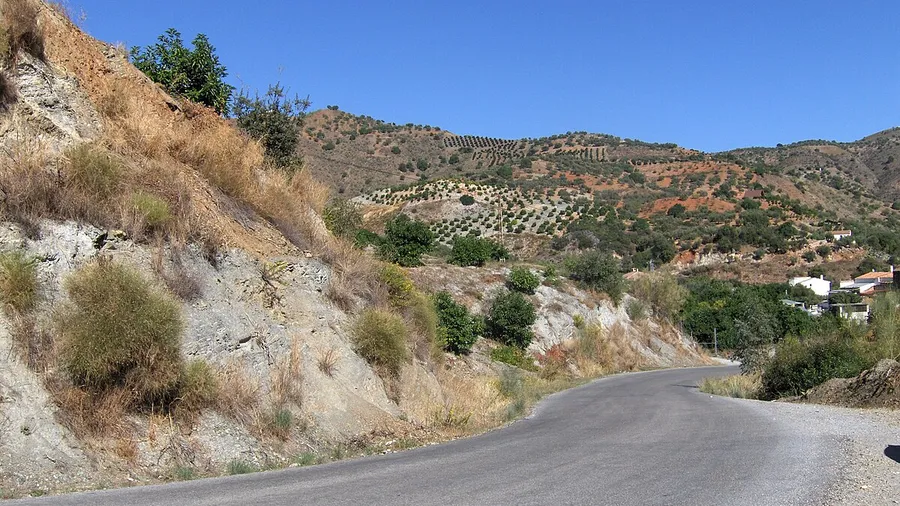 Escalada en roca natural en Comares — 30 rutas en los Tajos de la Fuente Gorda