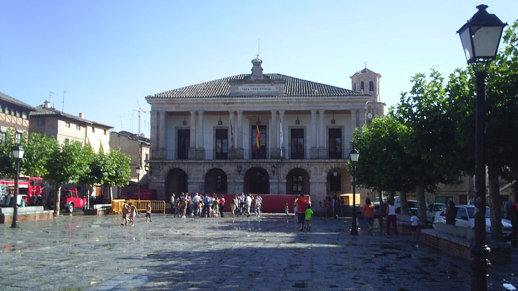 File:Explanada situada ante el Ayuntamiento de la ciudad de Toro. (Zamora).JPG