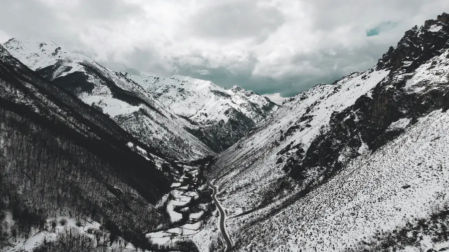 Vista de montañas nevadas en España, ideal para snowboard.