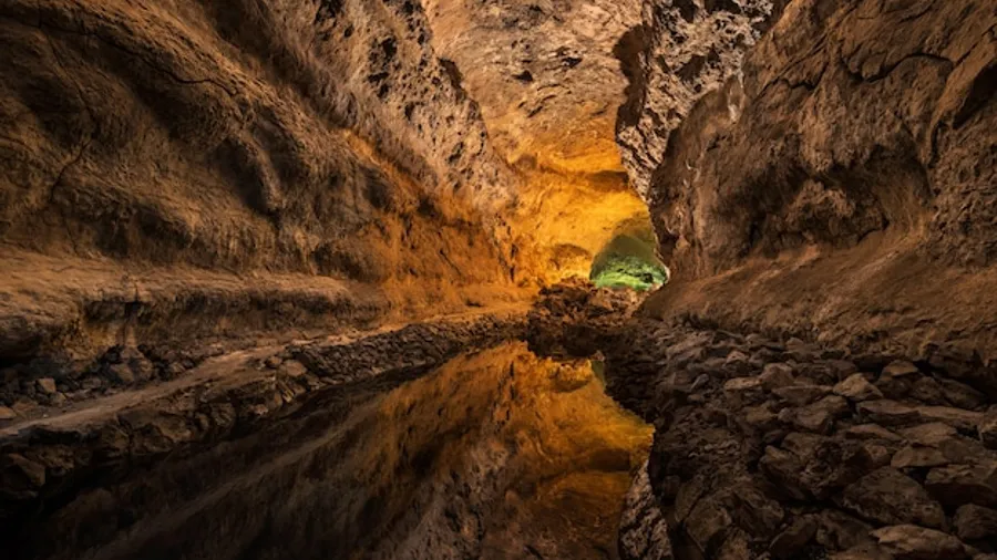 Senderismo subterráneo y miradores volcánicos en Lanzarote