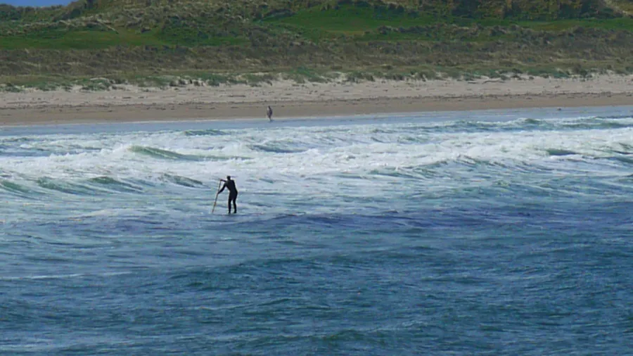 Stand-up-Paddling auf Wellen in Isla, Arnuero