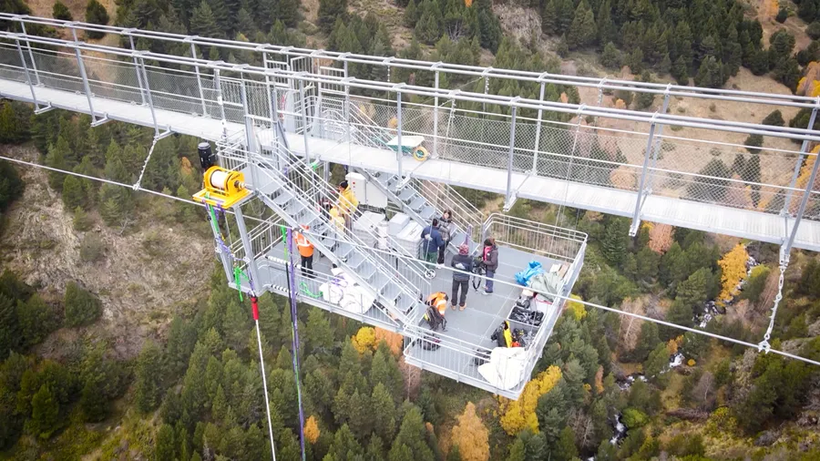 Puenting en el Pont Tibetà de Canillo