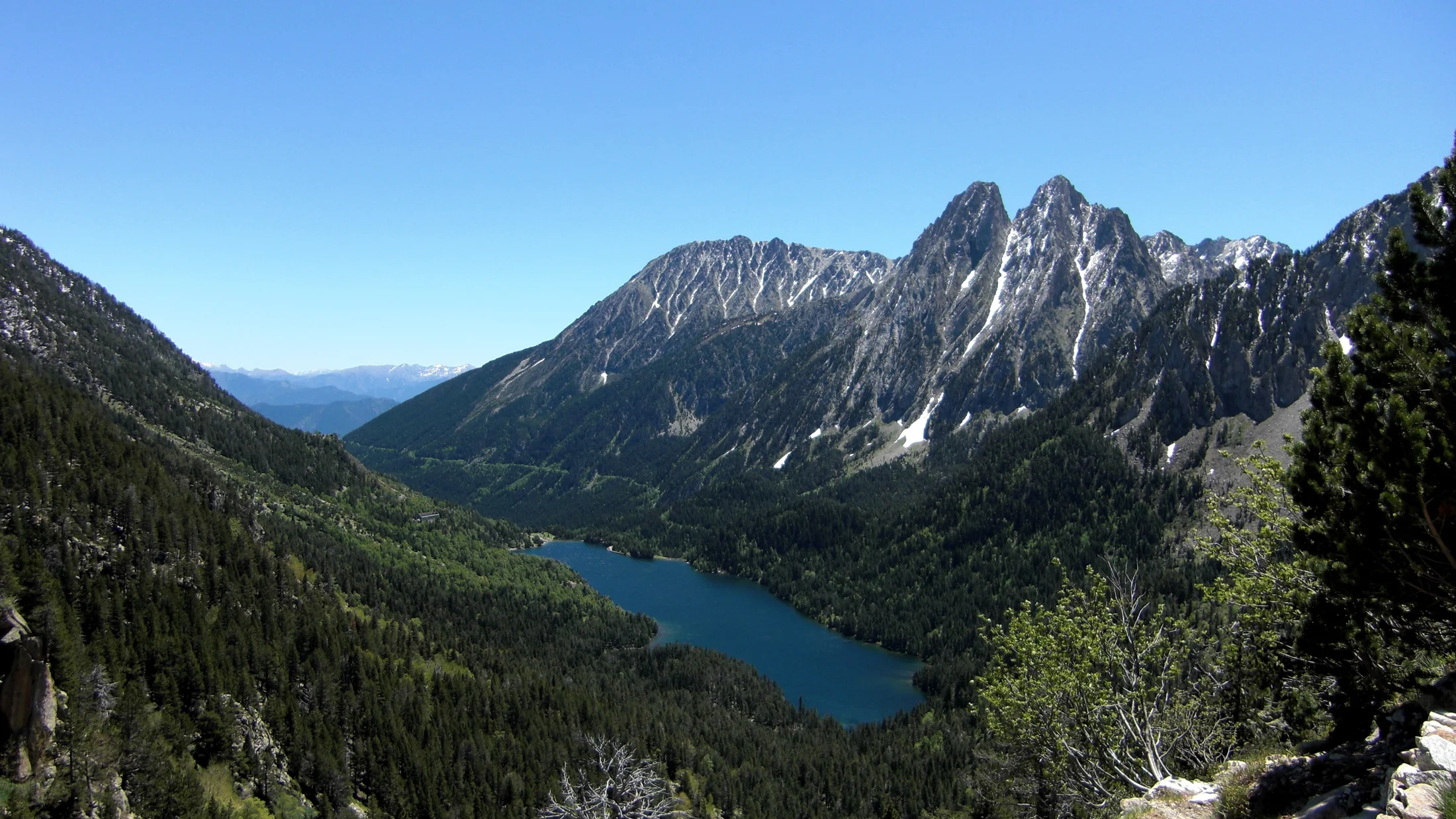 El Estany de Sant Maurici con los picos gemelos de Els Encantats, la postal del parque