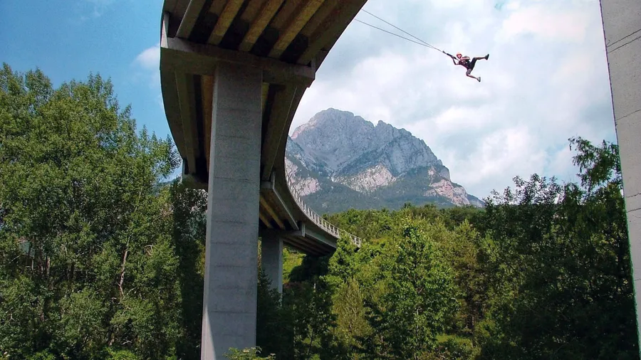 Puenting en el puente de Saldes con vistas al Pedraforca