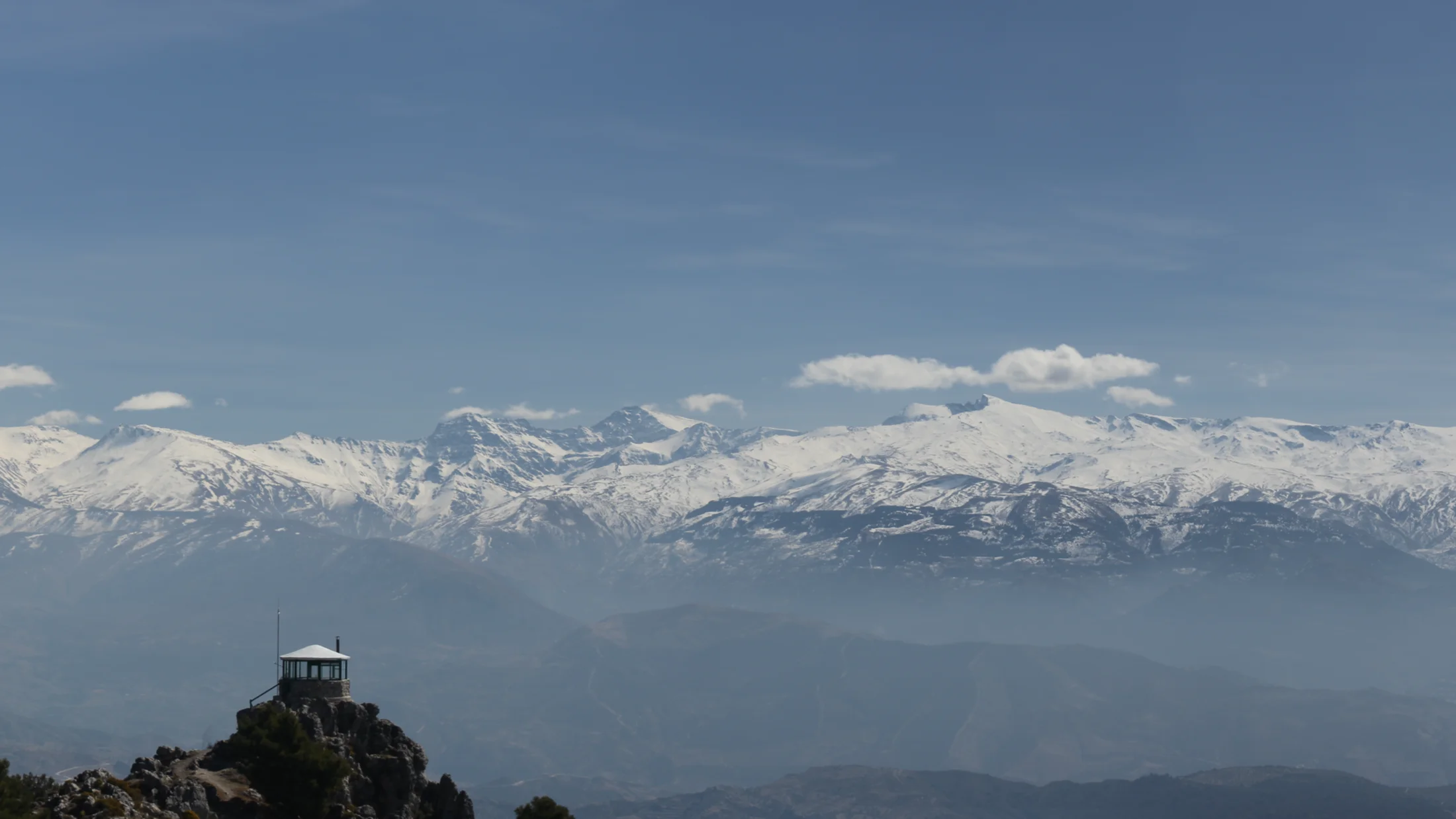 Panorámica de Sierra Nevada — telón de fondo de la Transnevada y los puertos de carretera