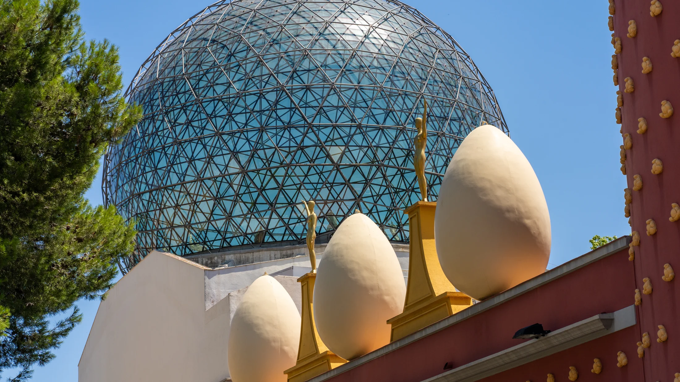 El Teatro-Museo Dalí de Figueres, vértice del triángulo daliniano