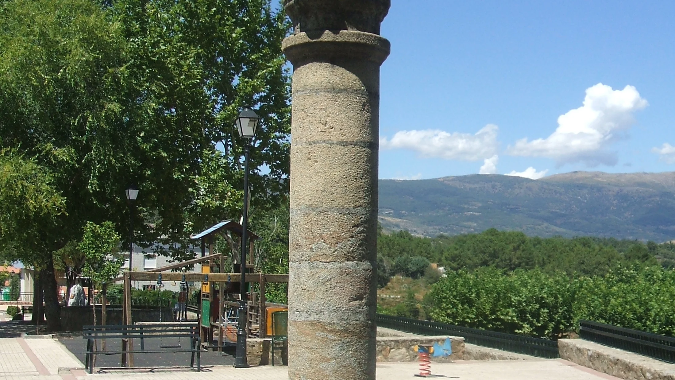 File:Jaraiz de la Vera rollo.JPG