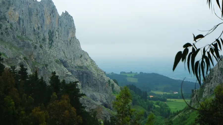 Vista panorámica del Parque de Urkiola, mostrando montañas y naturaleza exuberante.
