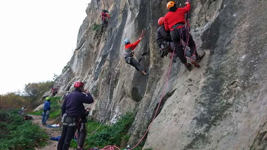 Clase de escalada natural en La Bastida, Álava