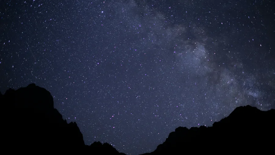 Imagen de Artículo de Blog: Senderismo nocturno: 8 rutas bajo las estrellas que transforman lo conocido