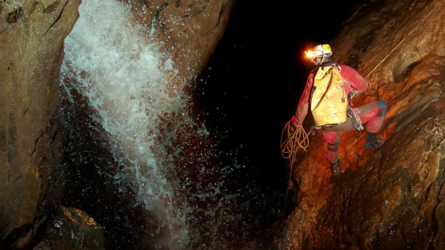 Espeleología avanzada en la cueva de Jentilzubi (Indusi)