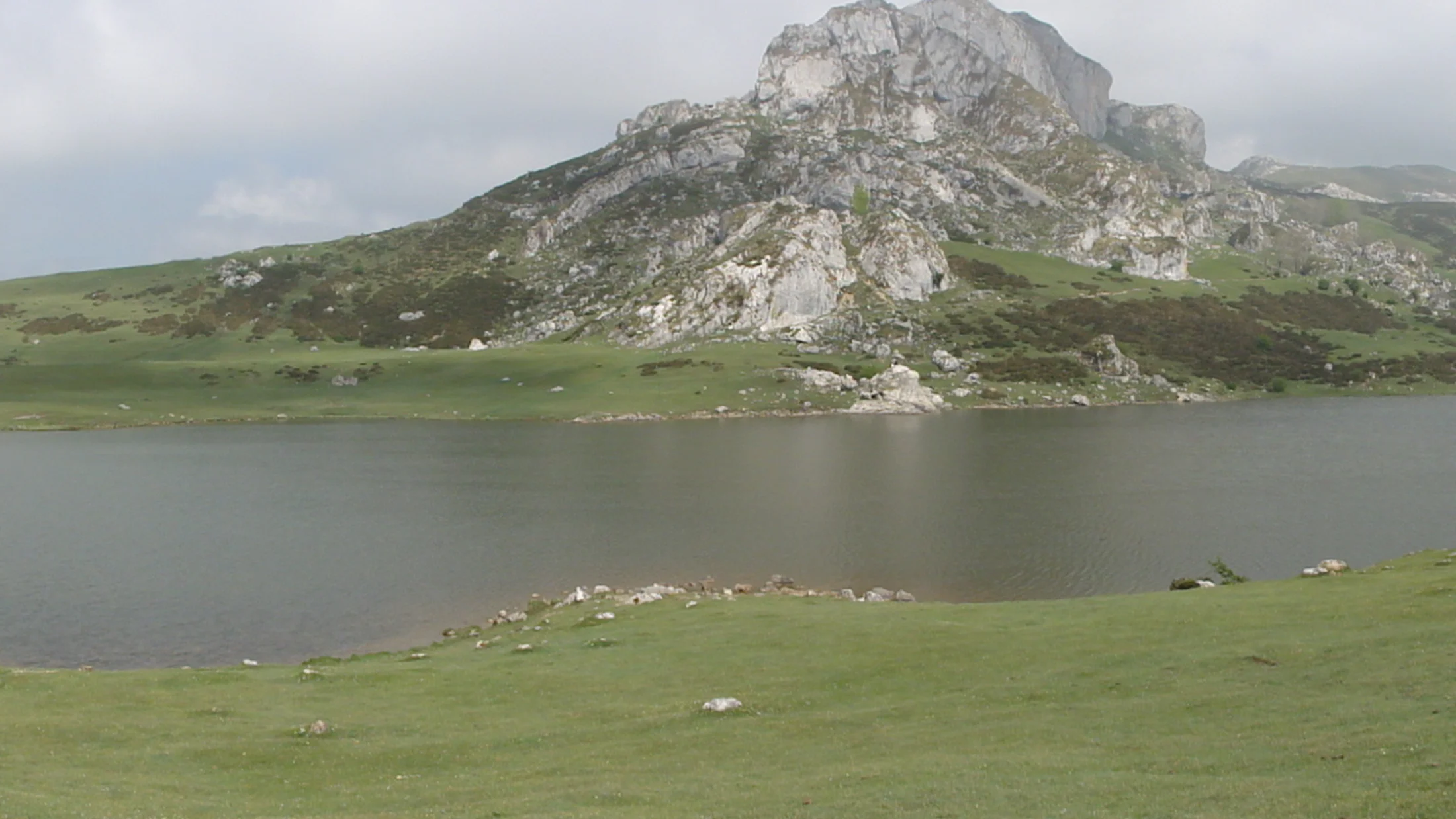 Lago Ercina en los Lagos de Covadonga, etapa 1 de la travesía.