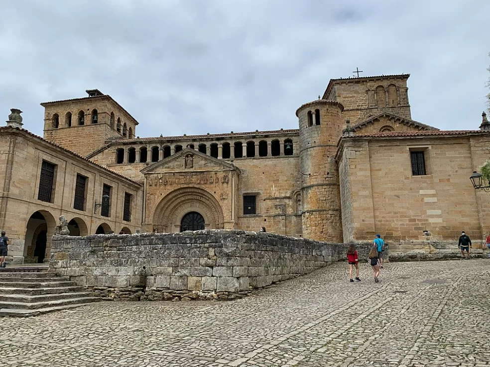 Calles blancas de Frigiliana, pueblo andaluz con vistas al Mediterráneo