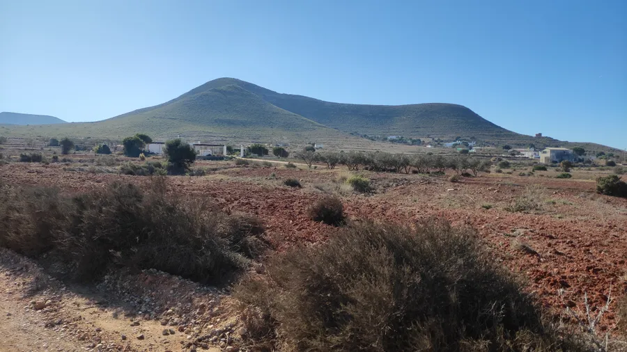 Vista panorámica del Cerro Blanco, mostrando un paisaje natural impresionante, ideal para escapadas cerca de Málaga.
