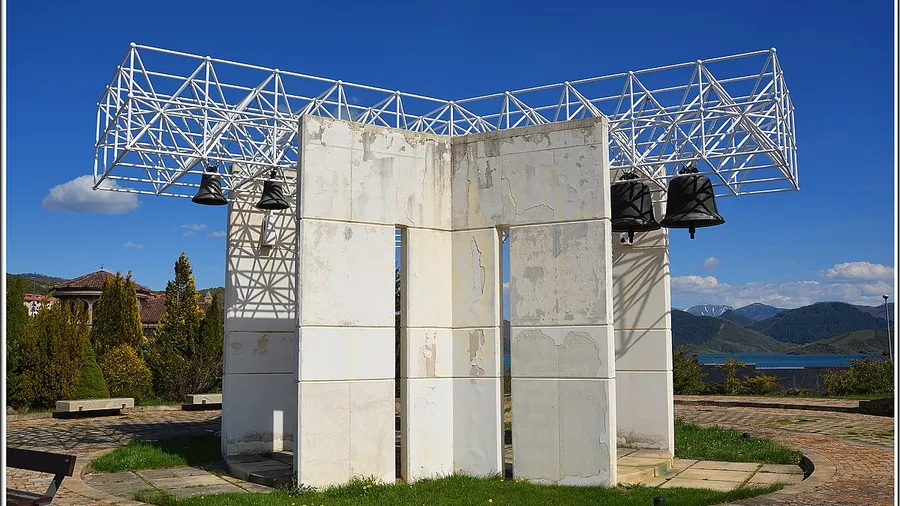 Las Campanas del Silencio en el Paseo del Recuerdo de Riaño