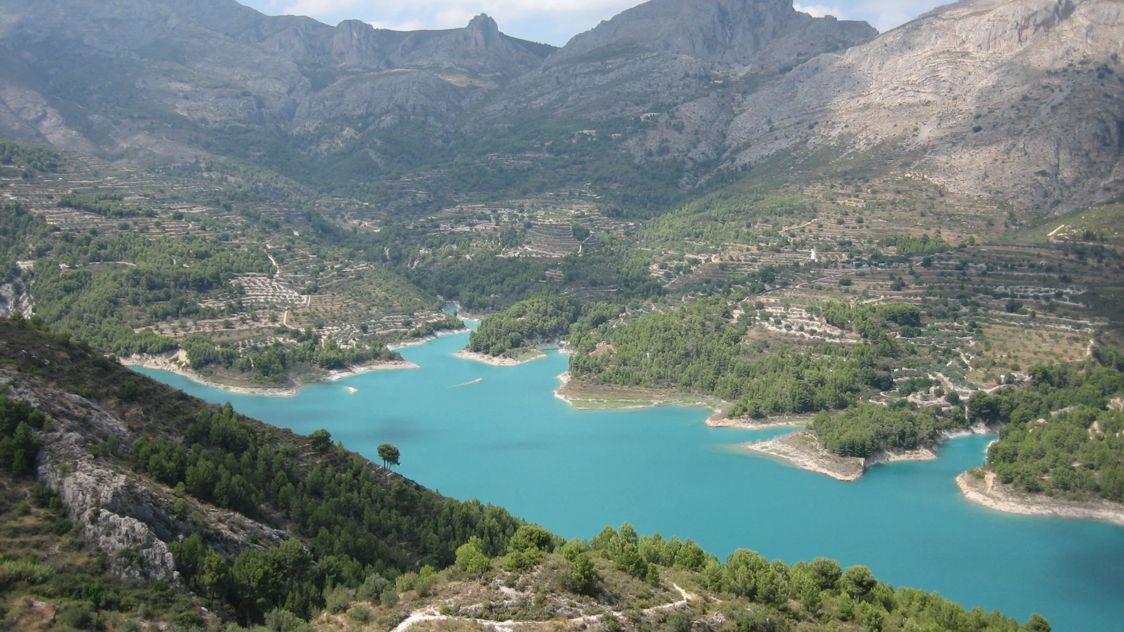 File:Pantano de Guadalest.jpg