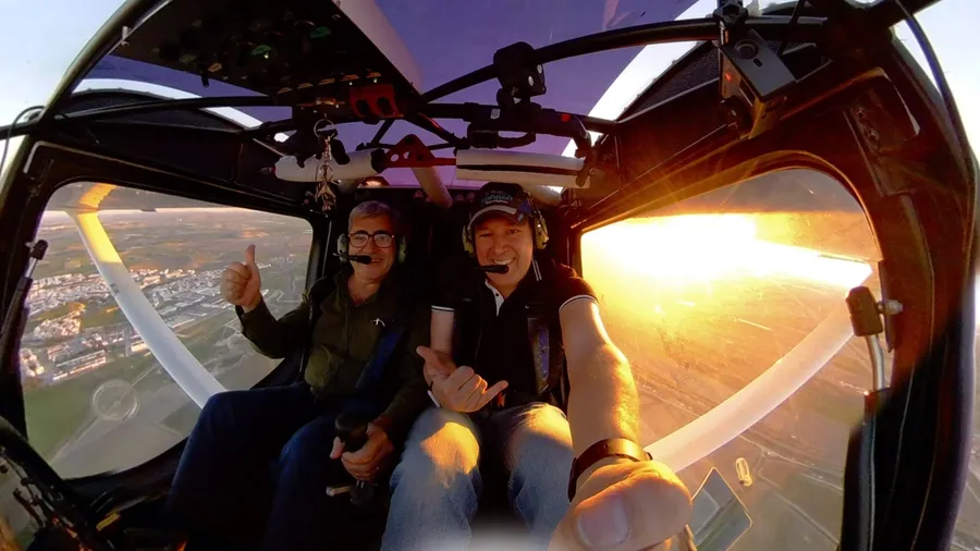 Pasajero y piloto en la cabina de la avioneta al atardecer