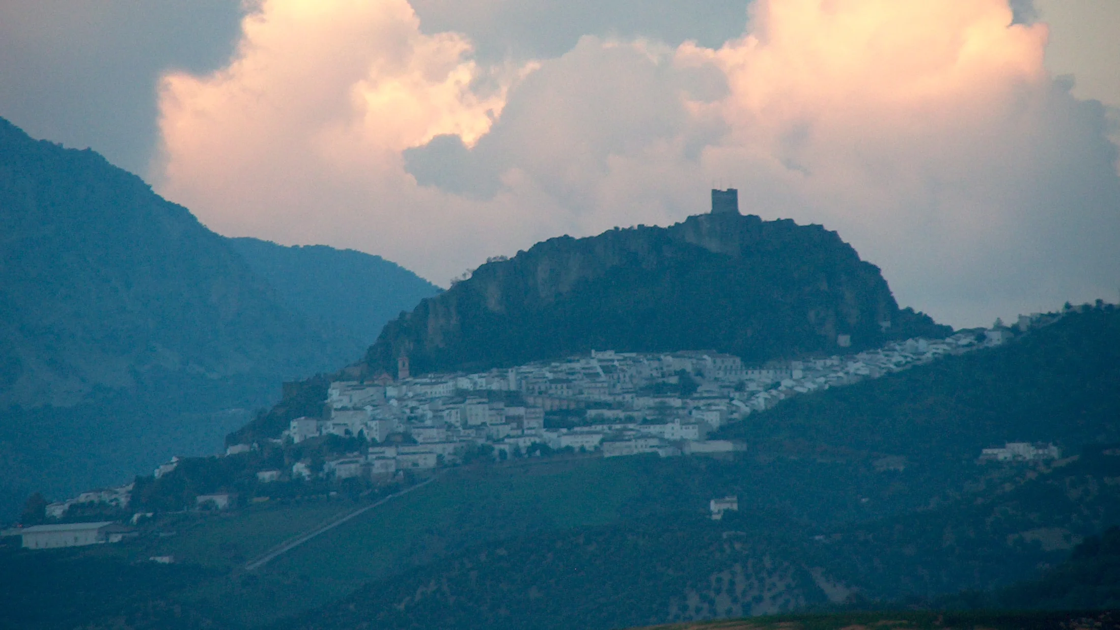 Zahara de la Sierra, uno de los pueblos blancos a los que descender en bici desde Grazalema