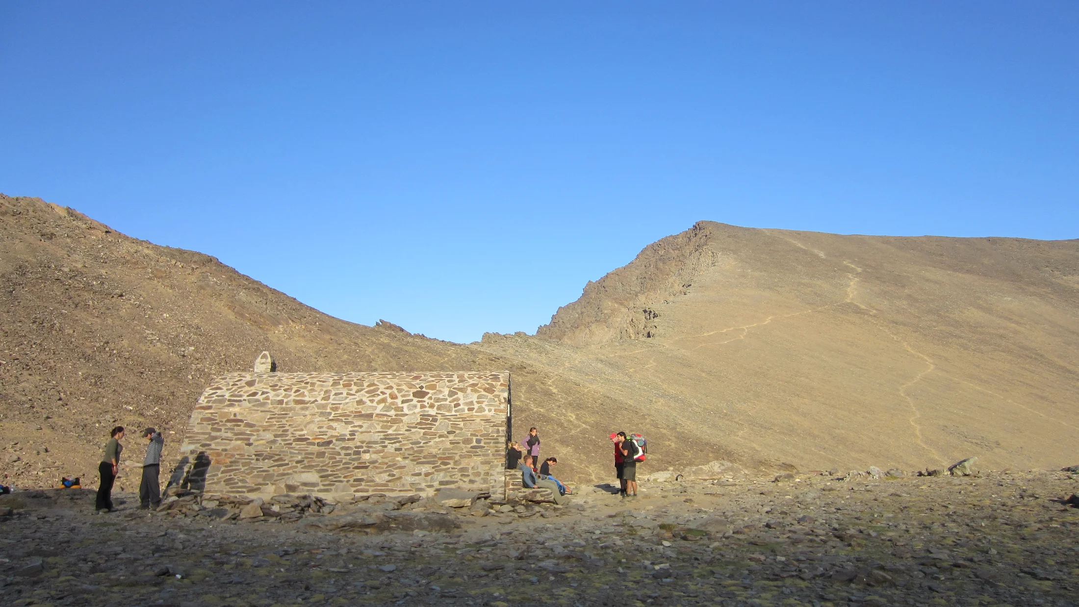 Cara oeste del Mulhacén (3.479 m), techo de la Península, con el Refugio de la Caldera en primer plano.