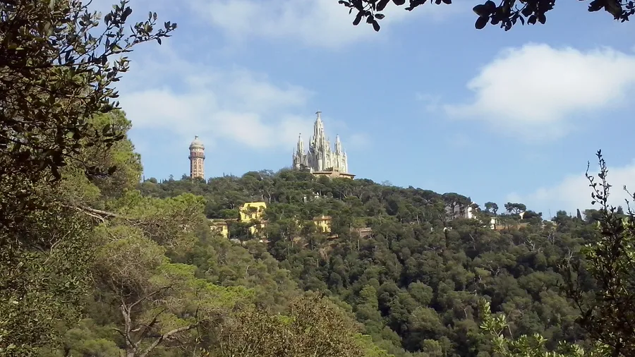 Imagen de Artículo de Blog: Hiking near Barcelona: 10 trails reachable by train or bus