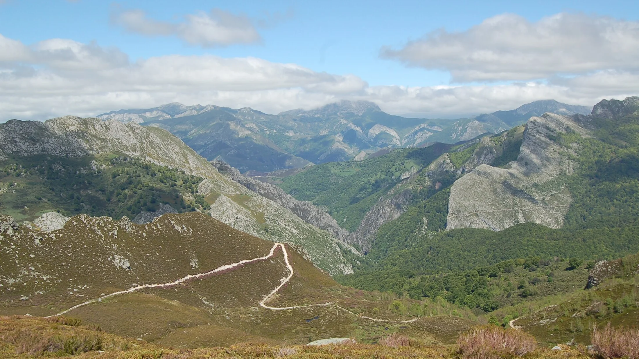 Vista de Los Arrudos desde el lago Ubales, en Redes