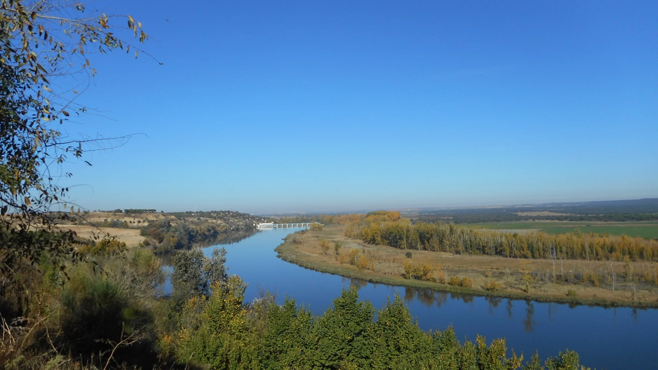 File:Ribera del Duero en Castronuño desde el mirador de la Muela hacia la presa.jpg