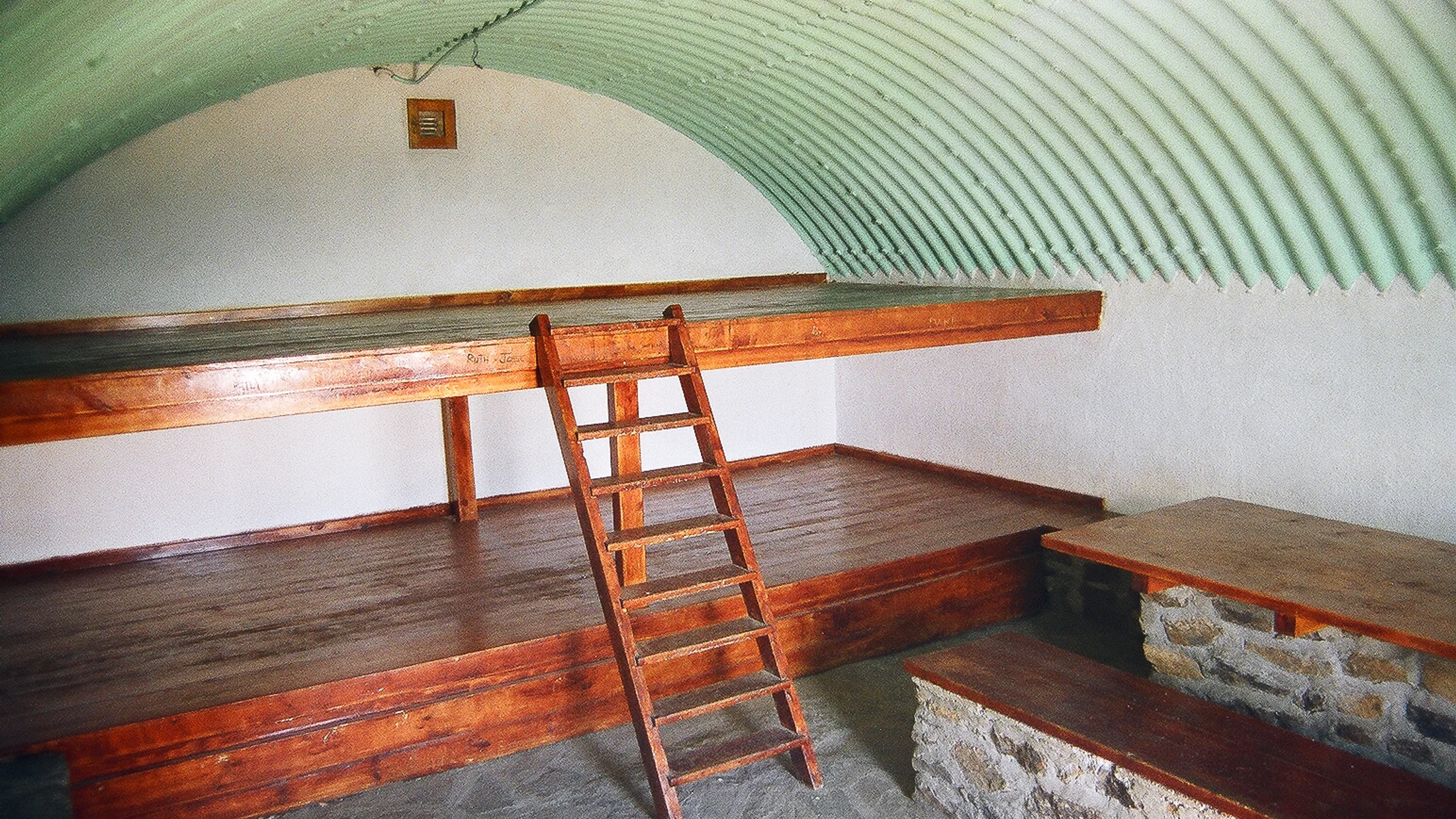 File:Refugio de la carihuela veleta spain 01.jpg