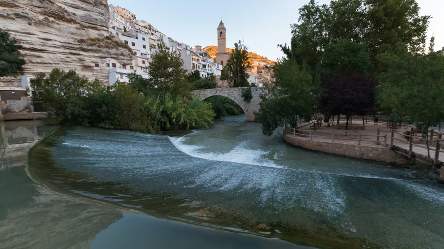 Alcalá del Júcar: senderismo y cultura