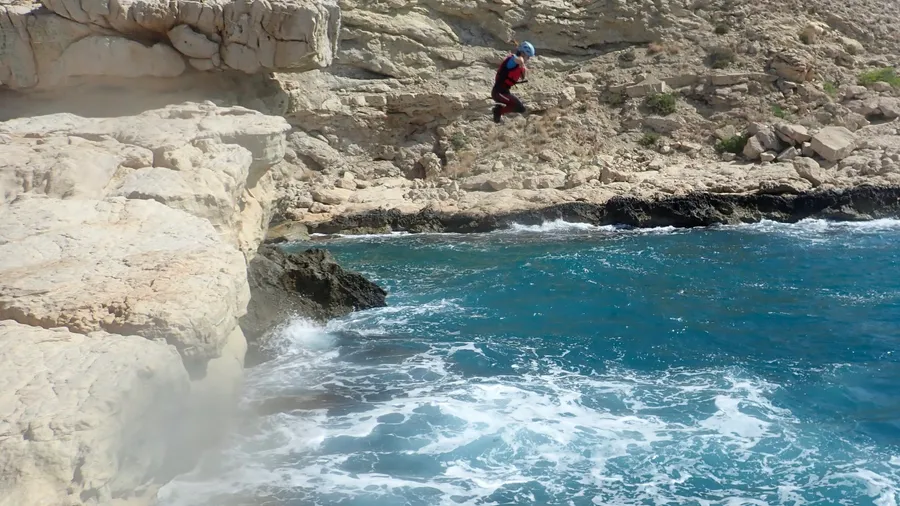 Coasteering en España: escalar acantilados y saltar al mar entre rocas del Cantábrico y el Mediterráneo
