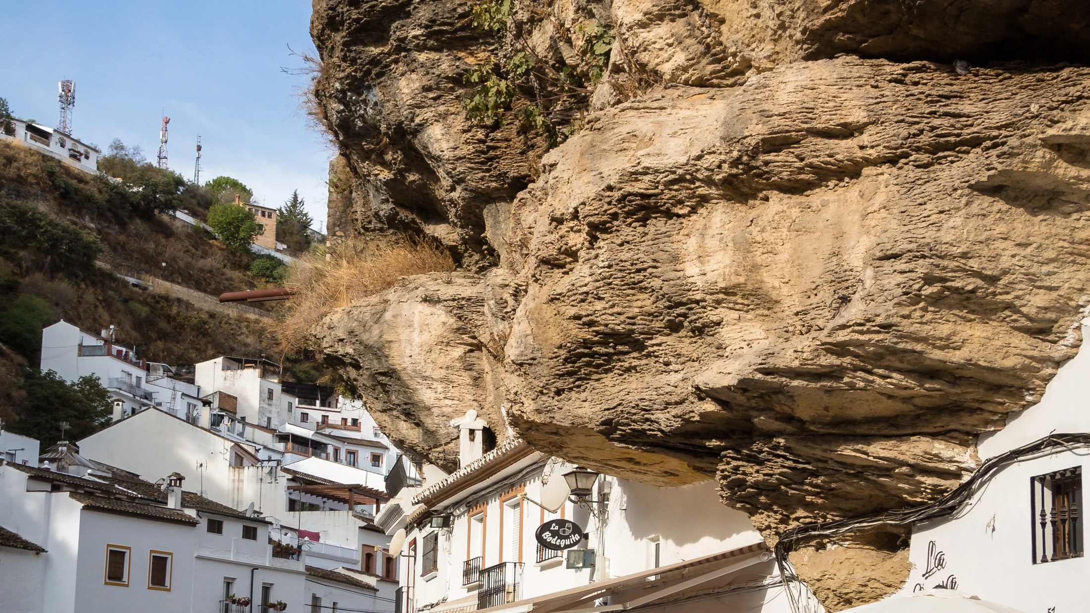 Setenil de las Bodegas: casas blancas resguardadas bajo la roca del tajo.