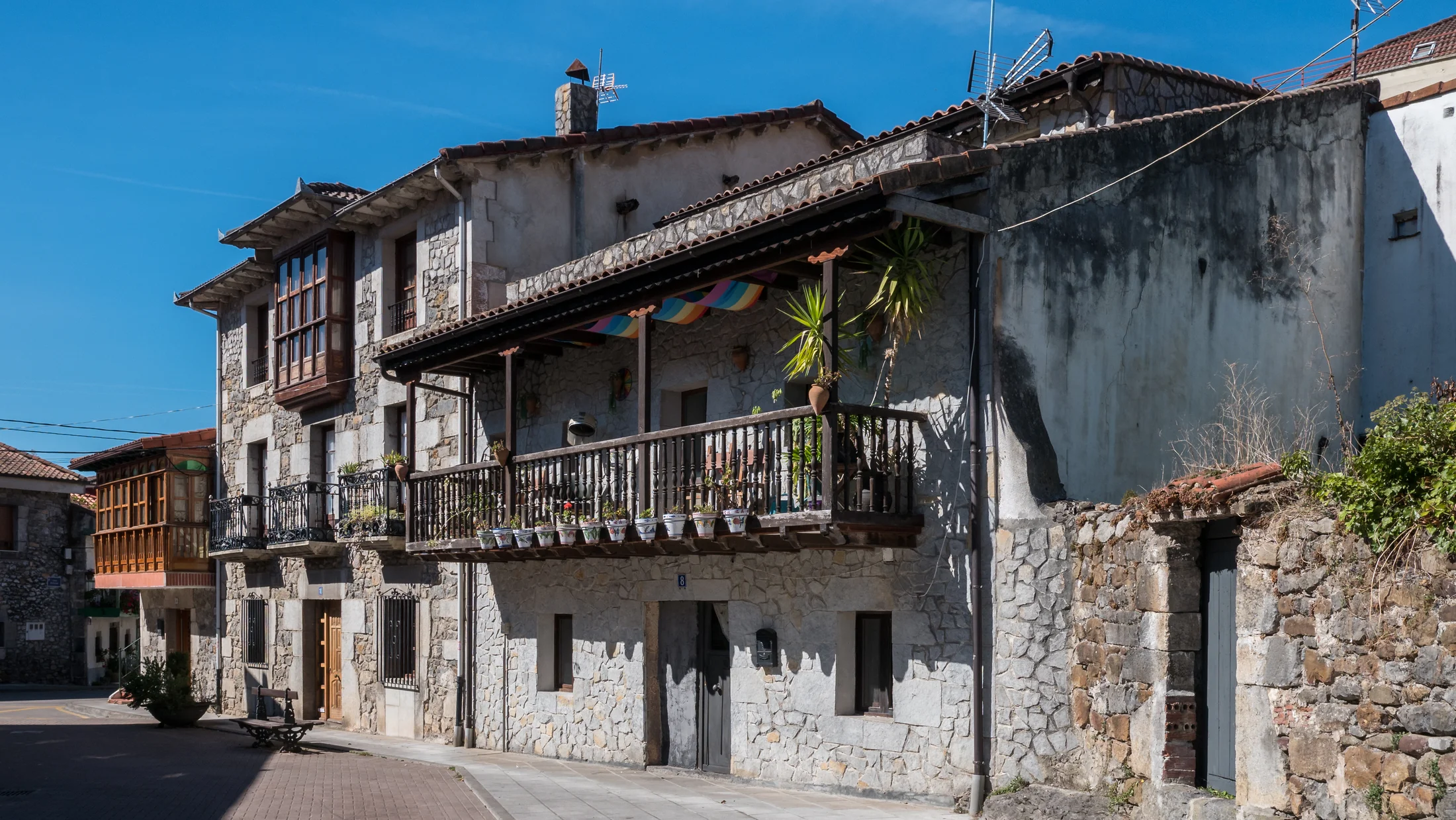 Casa de Ramales · piedra y madera cántabra