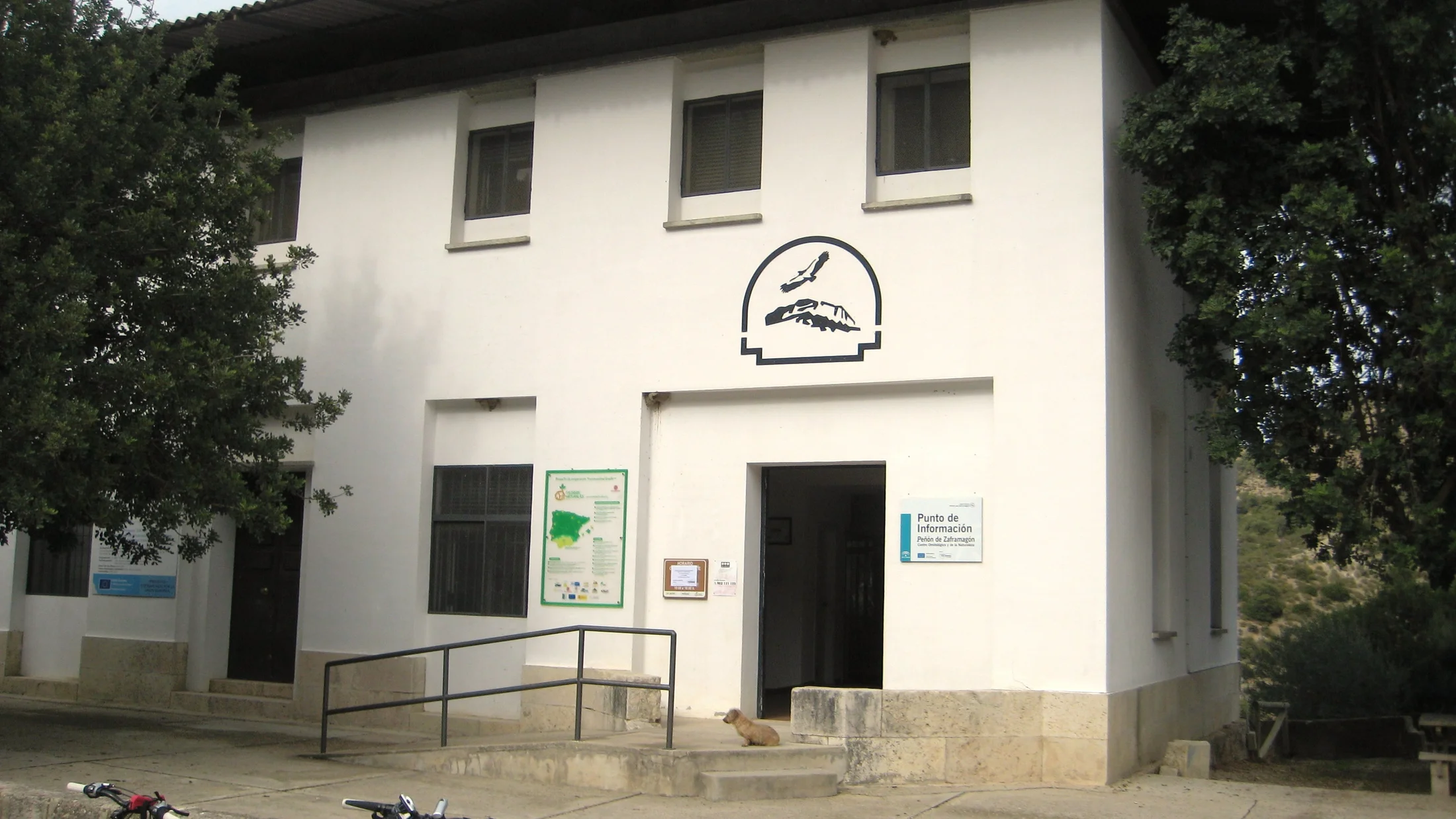 Observatorio de aves de Zaframagón, en la antigua estación, frente a la mayor colonia de buitres leonados de la zona.