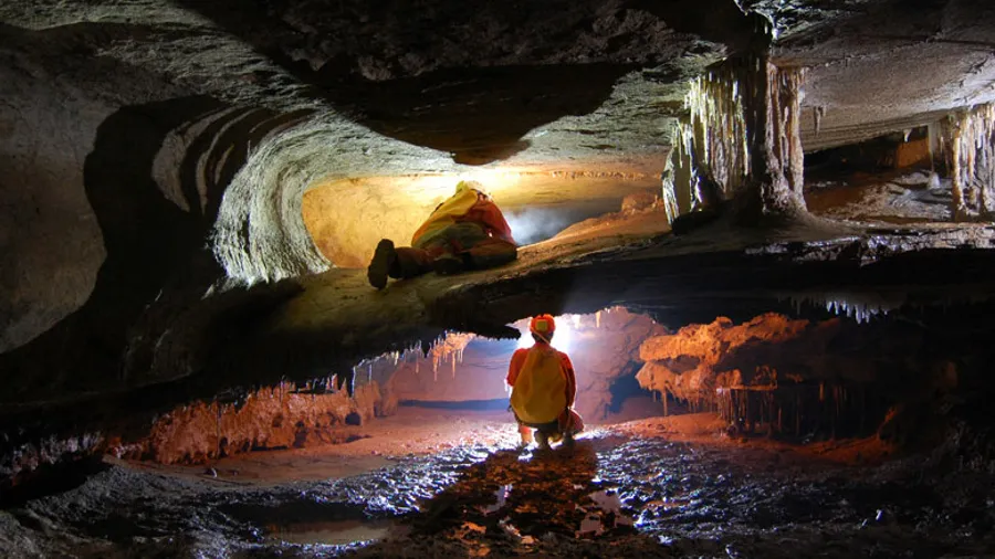 Espeleología en las Cuevas Lamiñetako, País Vasco