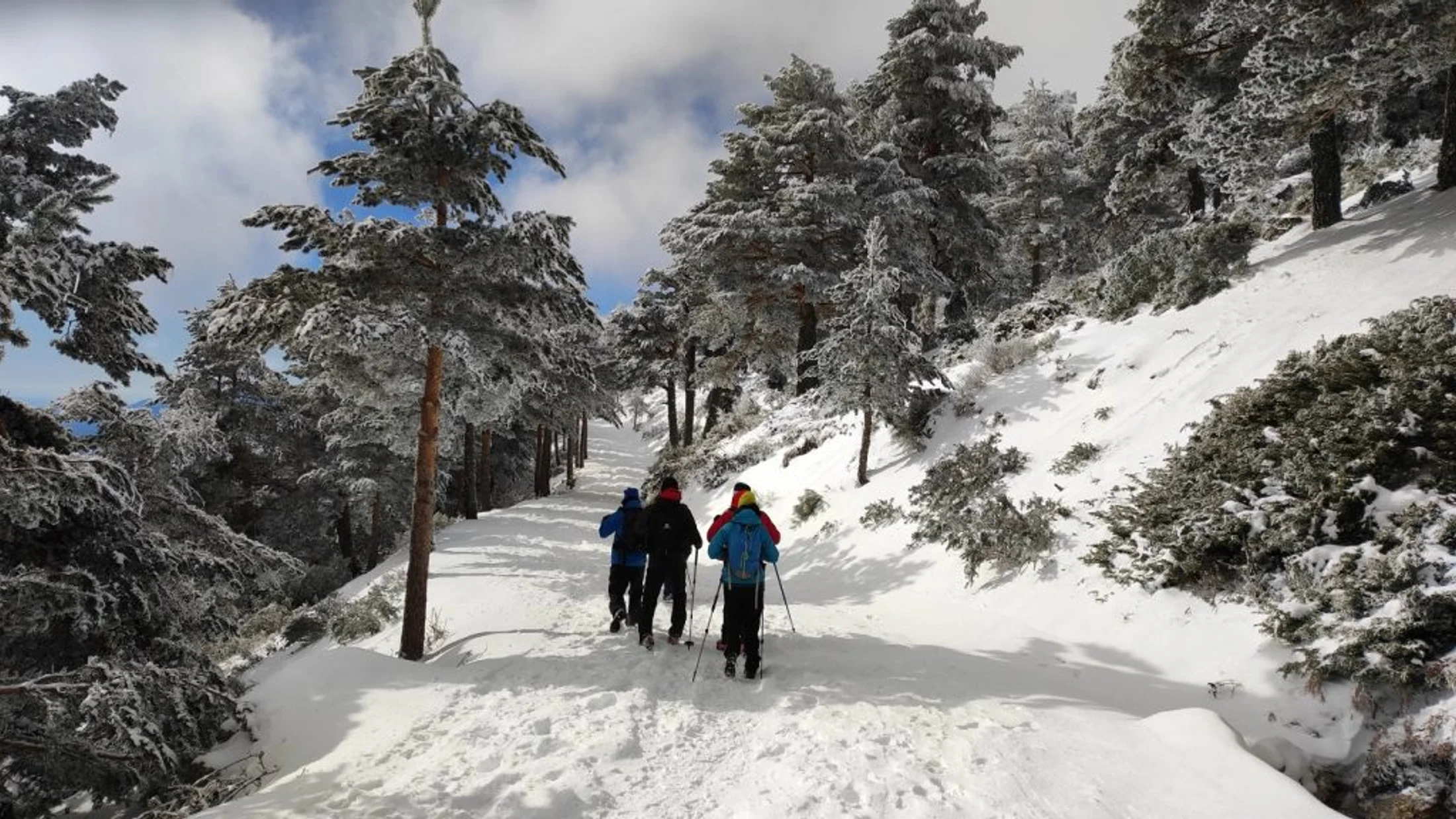 Senderismo en invierno en España: 10 rutas para cuando baja la temperatura y sube el silencio