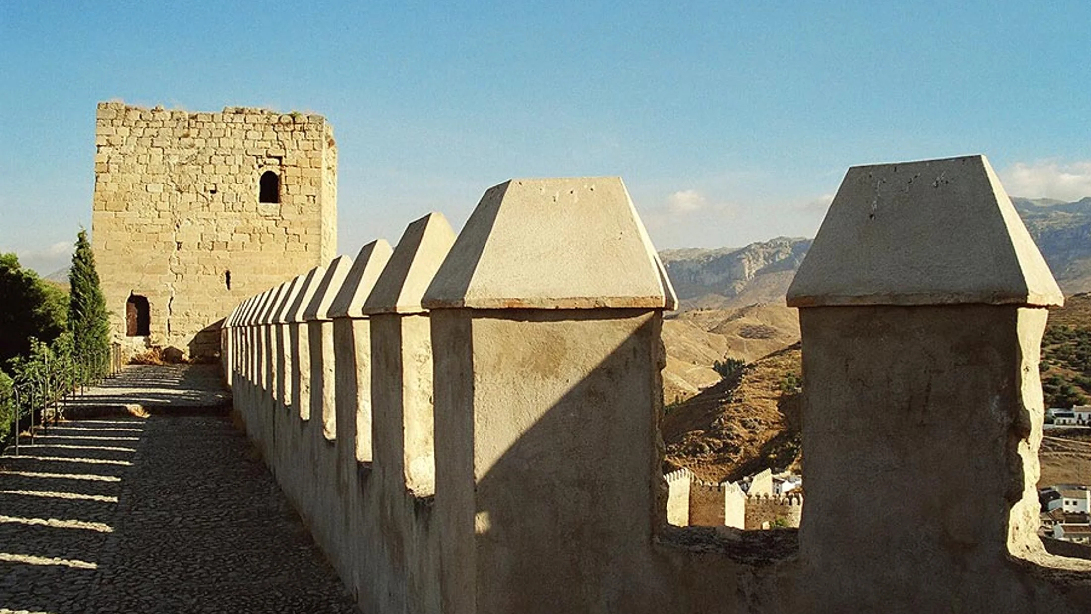 File:Antequera Alcazaba2004.jpg