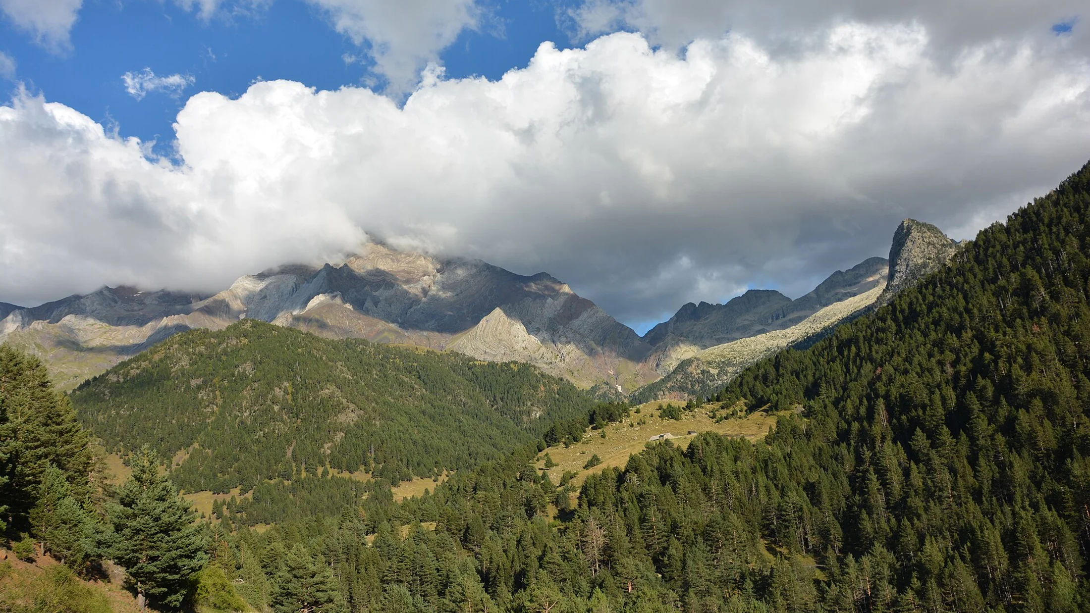 El macizo del Posets sobre el valle de Benasque