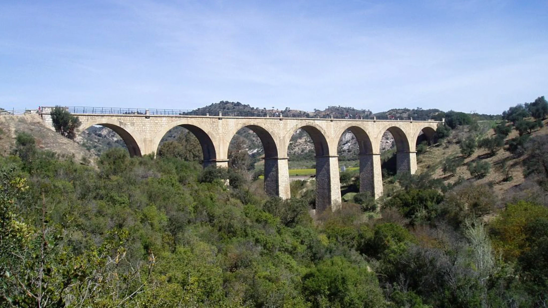 Viaducto de Zaframagón en la Vía Verde de la Sierra (Cádiz), sobre el santuario de buitres