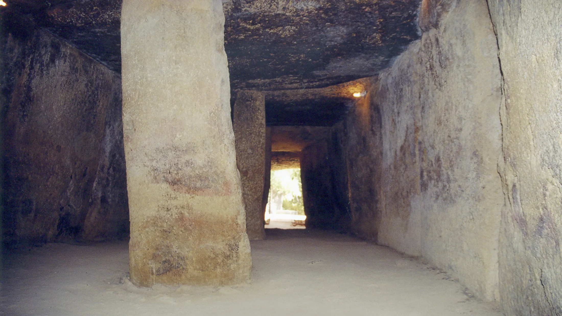 File:Dolmen de Menga Antequera 2004 2.jpg