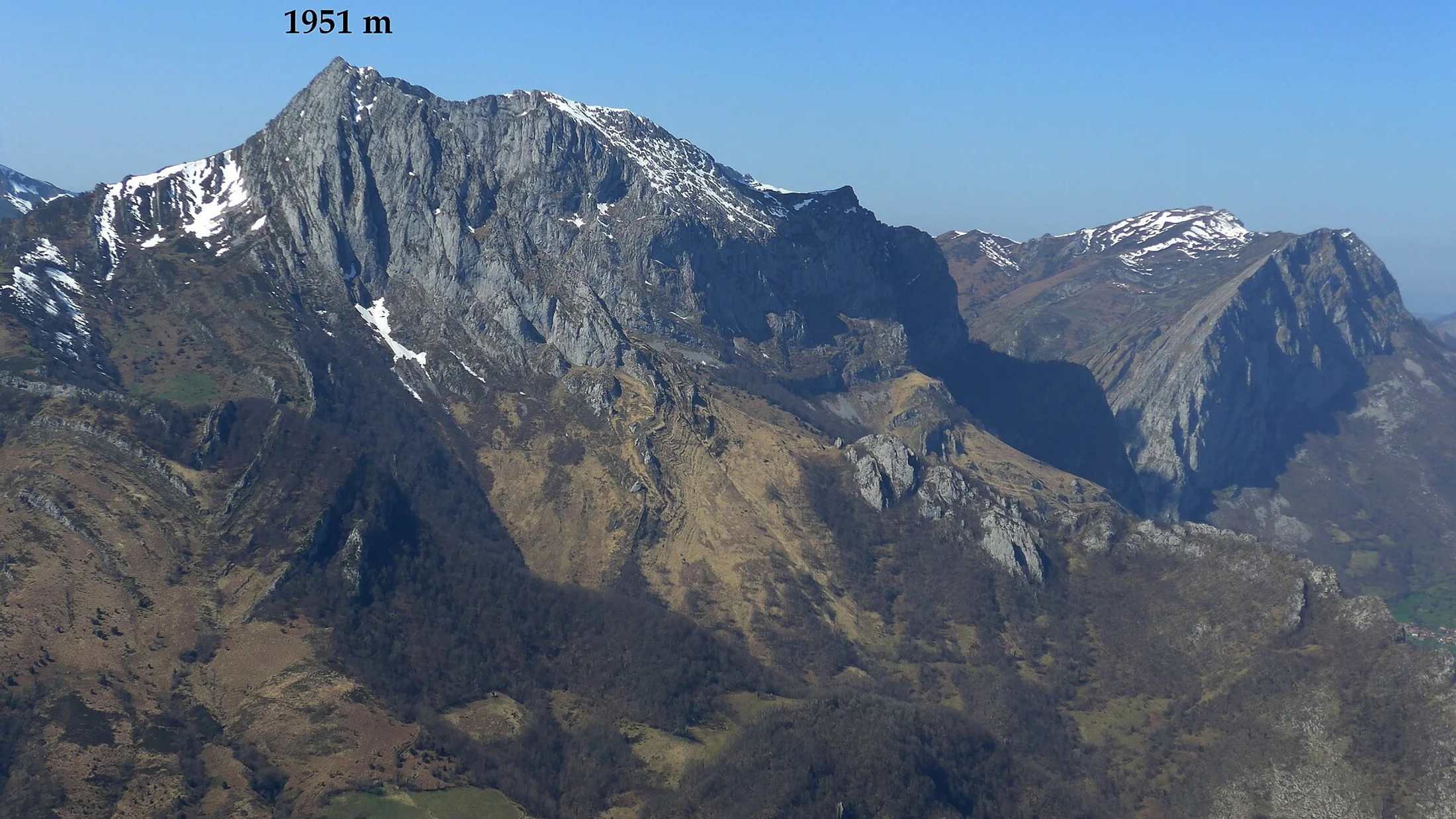 La silueta del Pico Tiatordos sobre Ponga