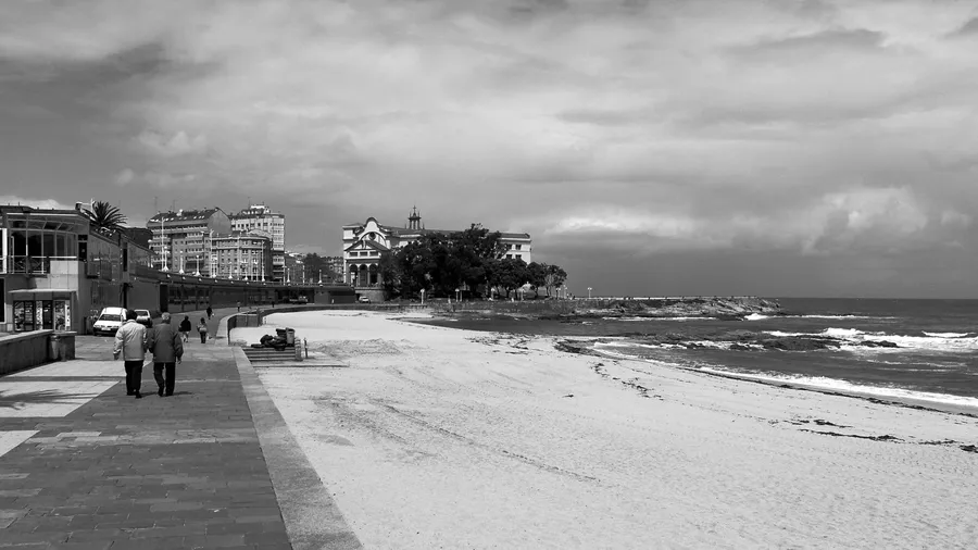 Playa de Riazor en A Coruña, mostrando la belleza del mar y la arena, ideal para escapadas de fin de semana.