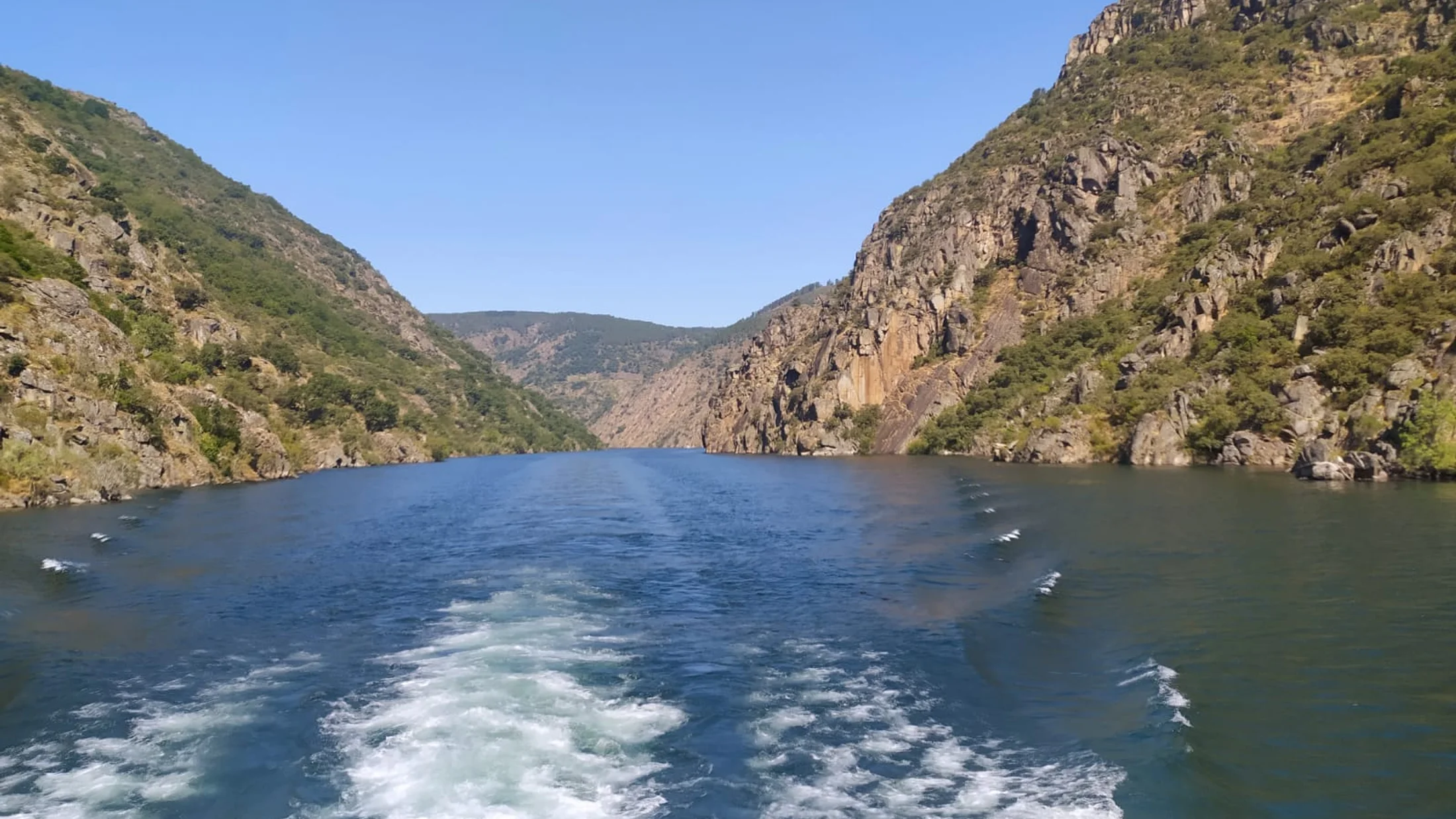 Catamaran between the canyon walls of the Sil.