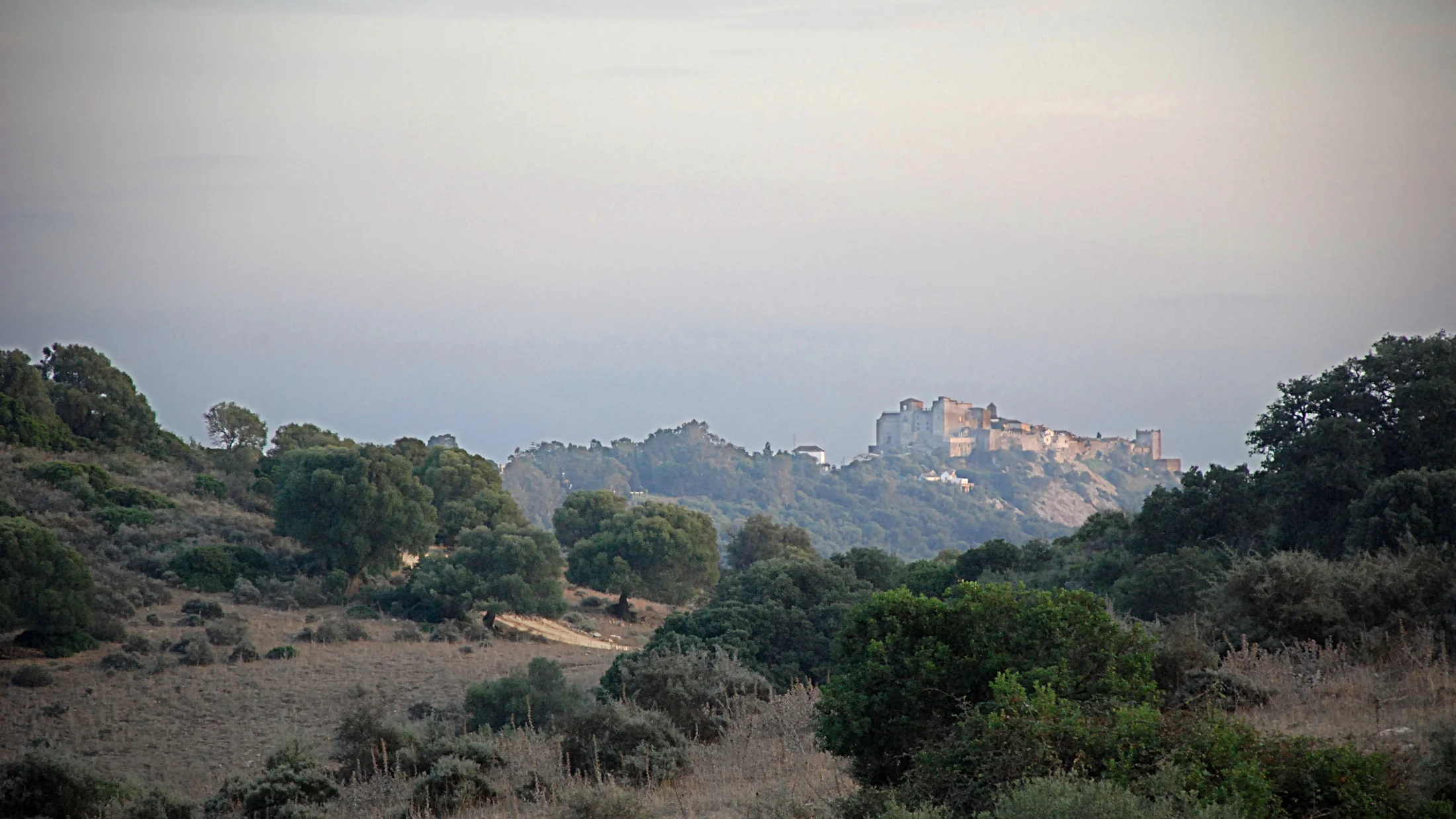 File:Castellar de la Frontera al atardecer.jpg